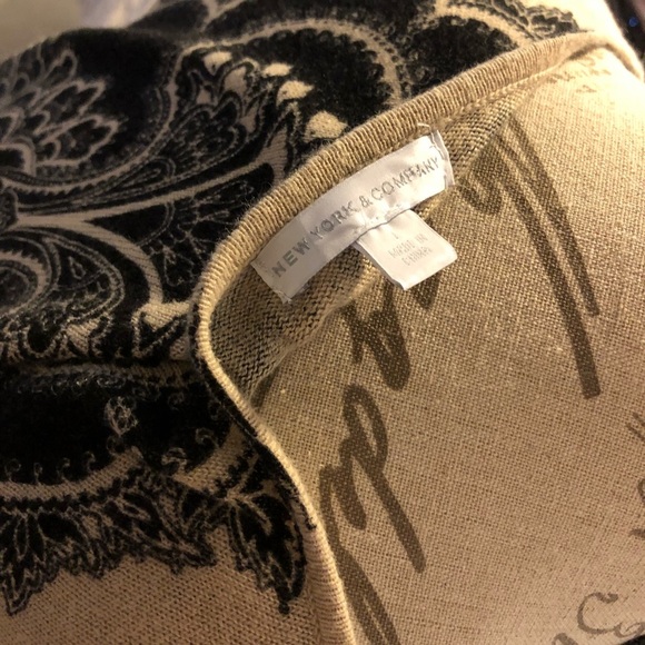 1[New York and Company] Black and Tan print blouse - Picture 4 of 5